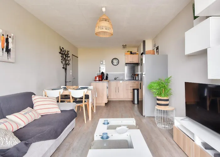 Vue Sur Et Pieds Dans L'eau * Plage-des-Demoiselles