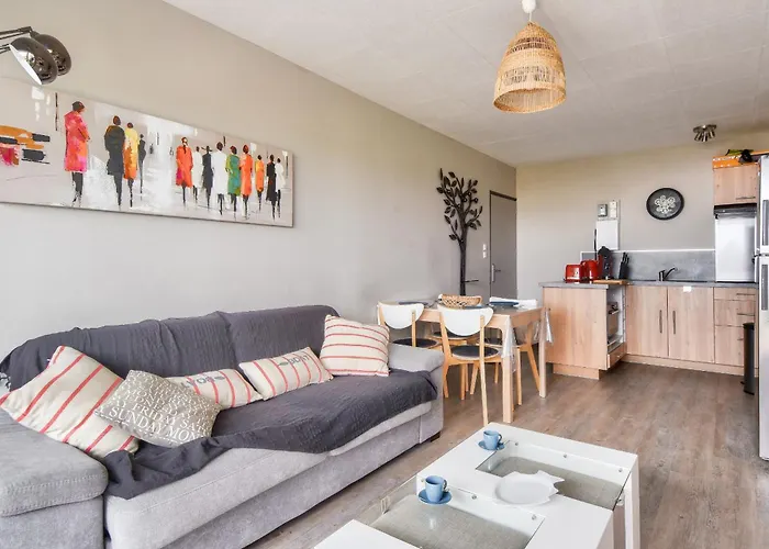 Vue Sur Et Pieds Dans L'eau Plage-des-Demoiselles