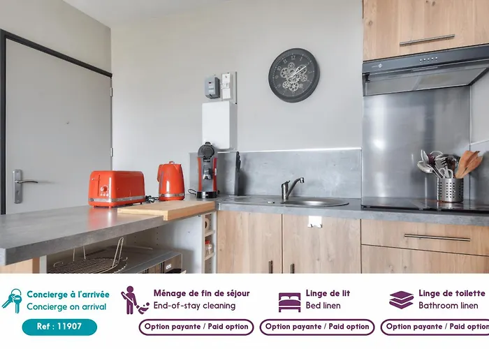 Vue Sur Et Pieds Dans L'eau Plage-des-Demoiselles